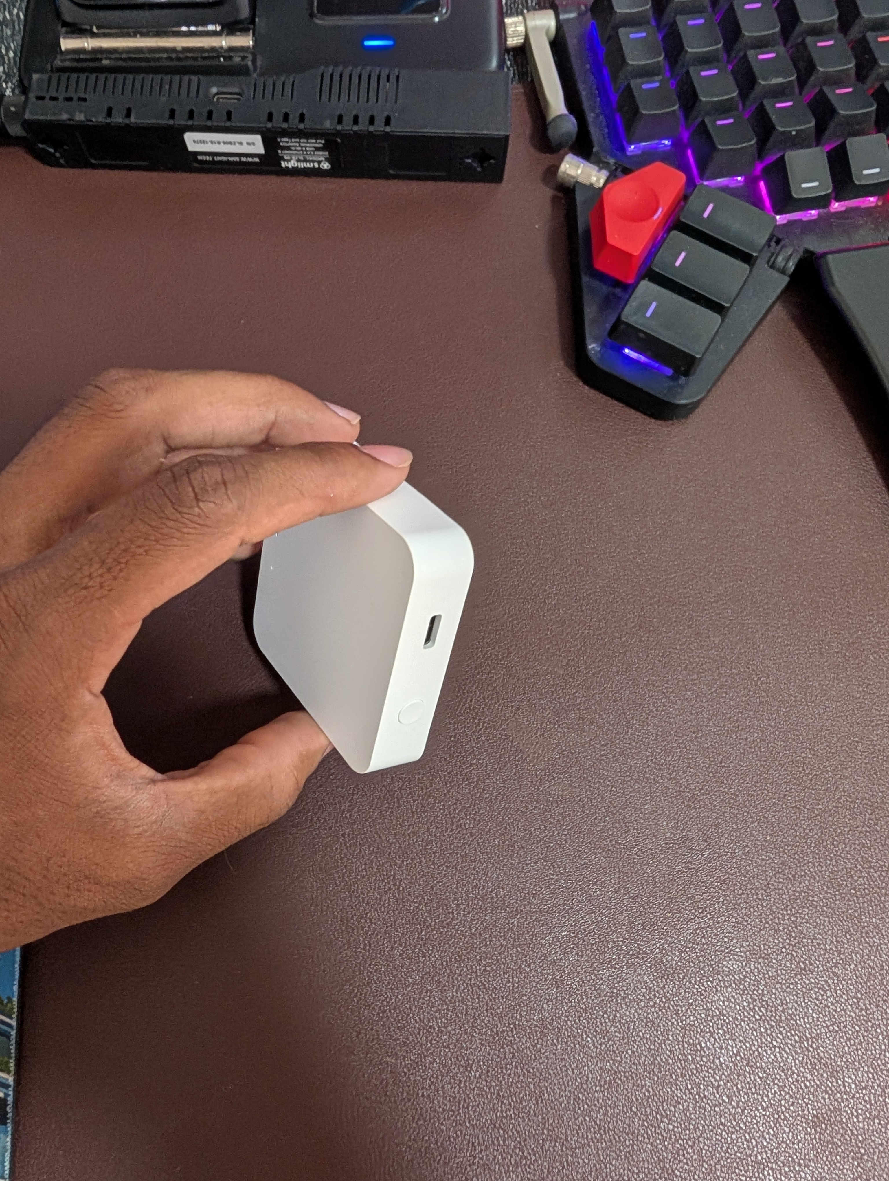 tuya gateway side - USB-C power and pairing button