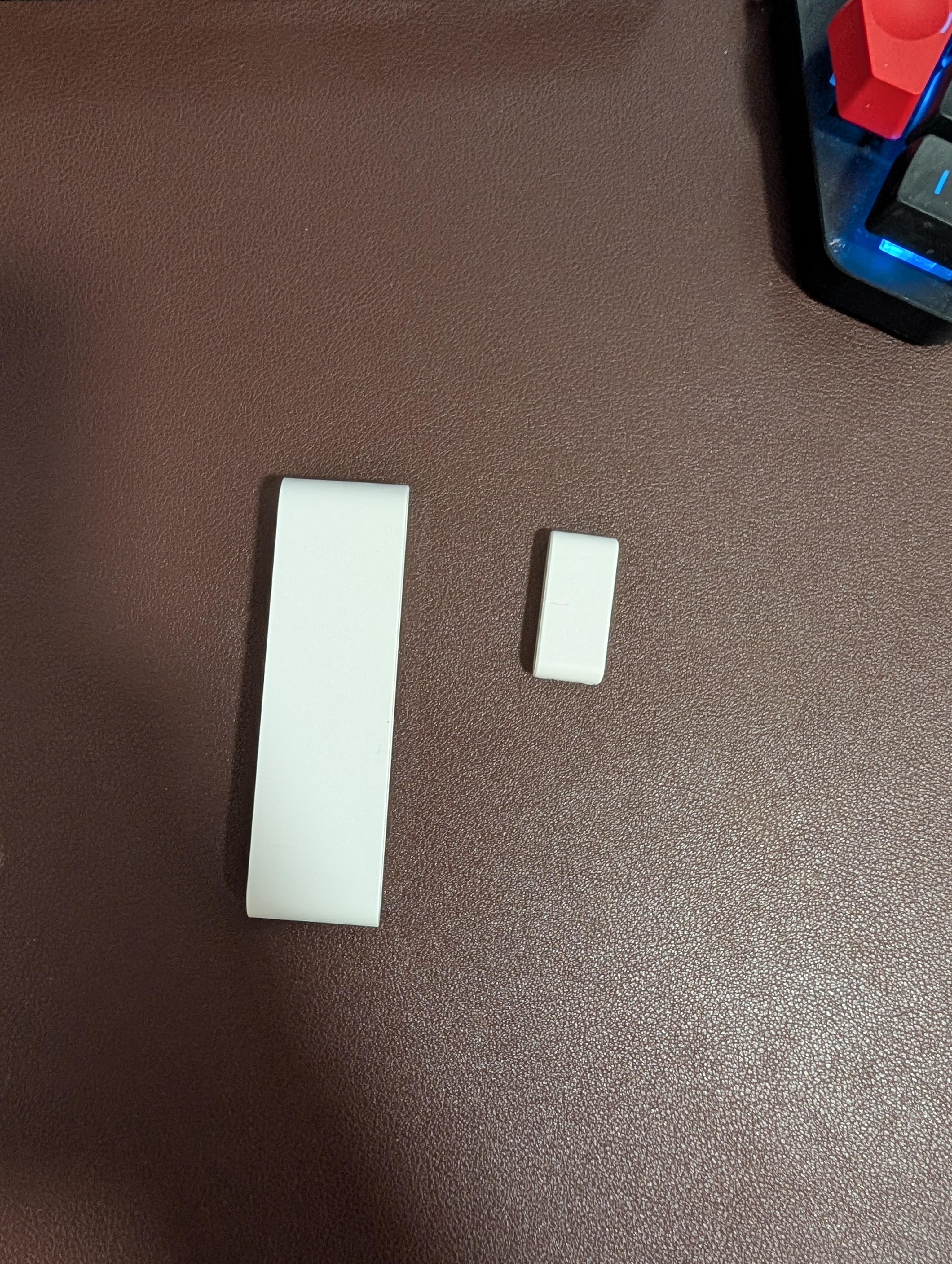 zigbee door contact sensor - magnet and body